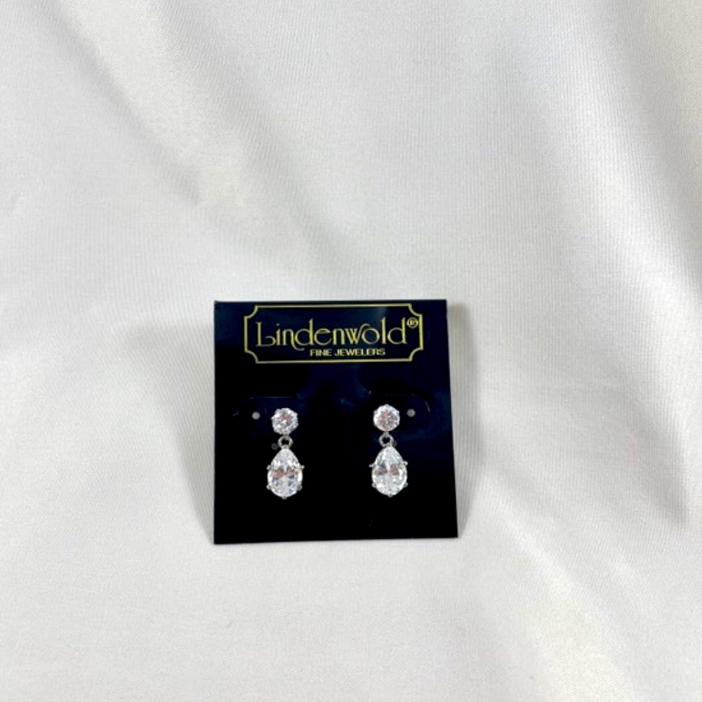 Vintage clear dangle earrings by Linderwold.Tear drop shaped vintage earrings